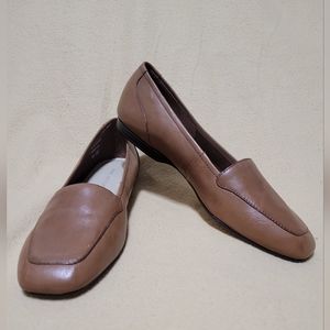 Light brown leather loafers size 8N